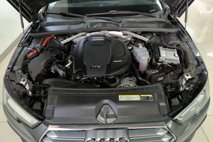Used Audi A4L 2019 40 TFSI Fashion Edition China VI Emission Standard Engine Bay