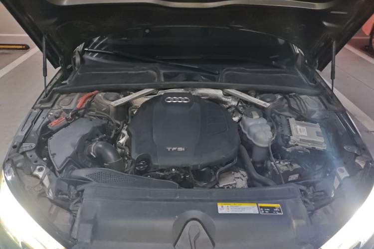 Used Audi A4L 2019 40 TFSI Fashion Edition China VI Emission Standard Engine Bay
