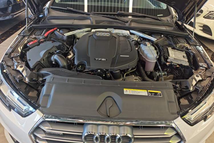 Used Audi A4L 2019 40 TFSI Fashion Edition China VI Emission Standard Engine Bay