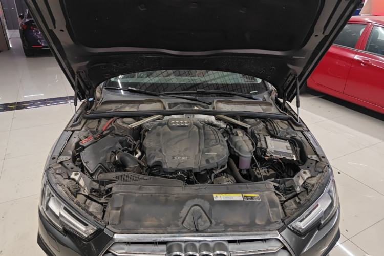 Used Audi A4L 2019 40 TFSI Fashion Edition China VI Emission Standard Engine Bay