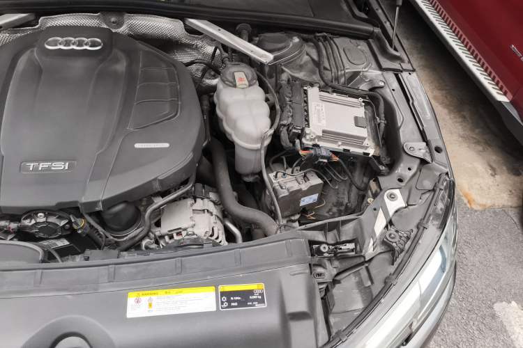 Used Audi A4L 2019 40 TFSI Fashion Edition China VI Emission Standard Engine Bay Left