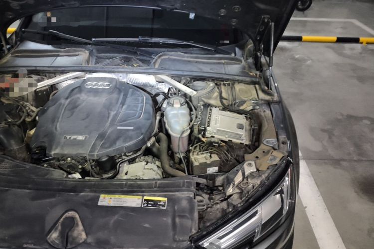 Used Audi A4L 2019 40 TFSI Fashion Edition China VI Emission Standard Engine Bay Left