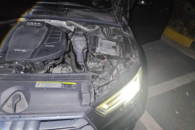Used Audi A4L 2019 40 TFSI Fashion Edition China VI Emission Standard Engine Bay Left