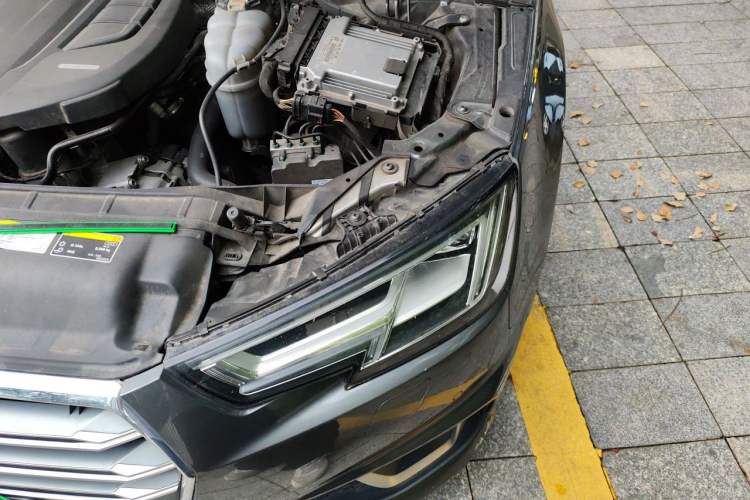Used Audi A4L 2019 40 TFSI Fashion Edition China VI Emission Standard Engine Bay Left