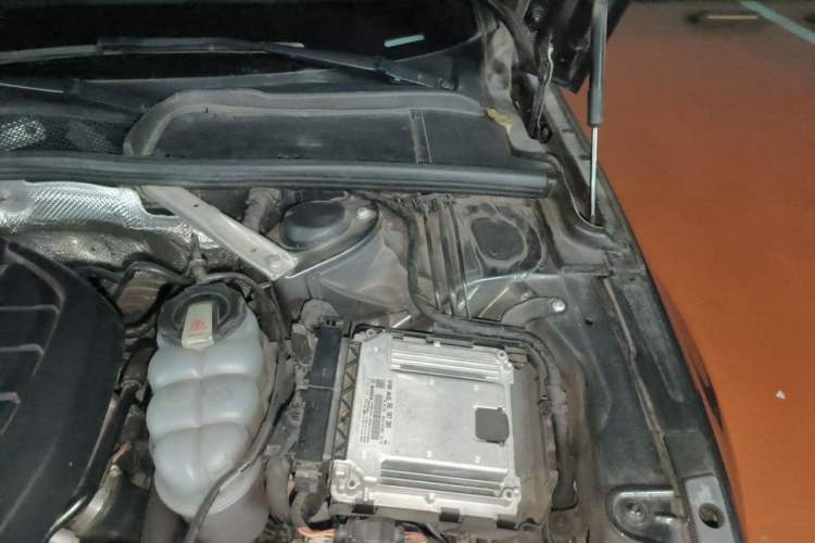 Used Audi A4L 2019 40 TFSI Fashion Edition China VI Emission Standard Engine Bay Left