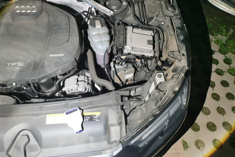 Used Audi A4L 2019 40 TFSI Fashion Edition China VI Emission Standard Engine Bay Left