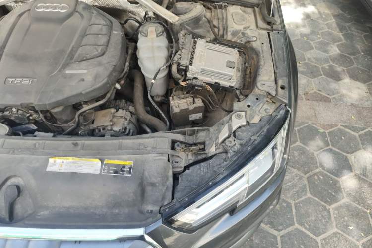 Used Audi A4L 2019 40 TFSI Fashion Edition China VI Emission Standard Engine Bay Left