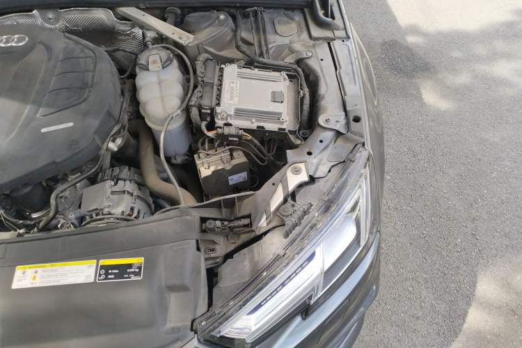 Used Audi A4L 2019 40 TFSI Fashion Edition China VI Emission Standard Engine Bay Left