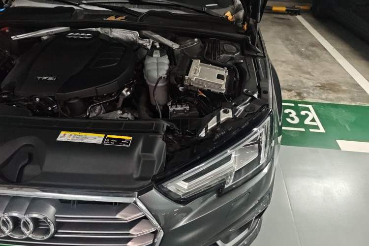 Used Audi A4L 2019 40 TFSI Fashion Edition China VI Emission Standard Engine Bay Left