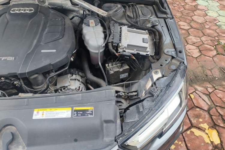Used Audi A4L 2019 40 TFSI Fashion Edition China VI Emission Standard Engine Bay Left