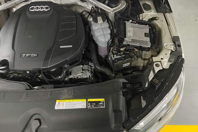 Used Audi A4L 2019 40 TFSI Fashion Edition China VI Emission Standard Engine Bay Left