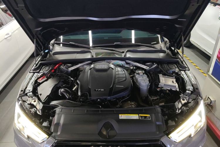 Used Audi A4L 2019 40 TFSI Fashion Edition China VI Emission Standard Engine Bay