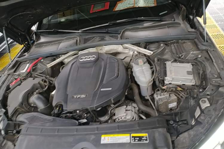 Used Audi A4L 2019 40 TFSI Fashion Edition China VI Emission Standard Engine Bay