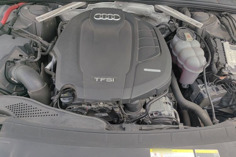 Used Audi A4L 2019 40 TFSI Fashion Edition China VI Emission Standard Engine Bay