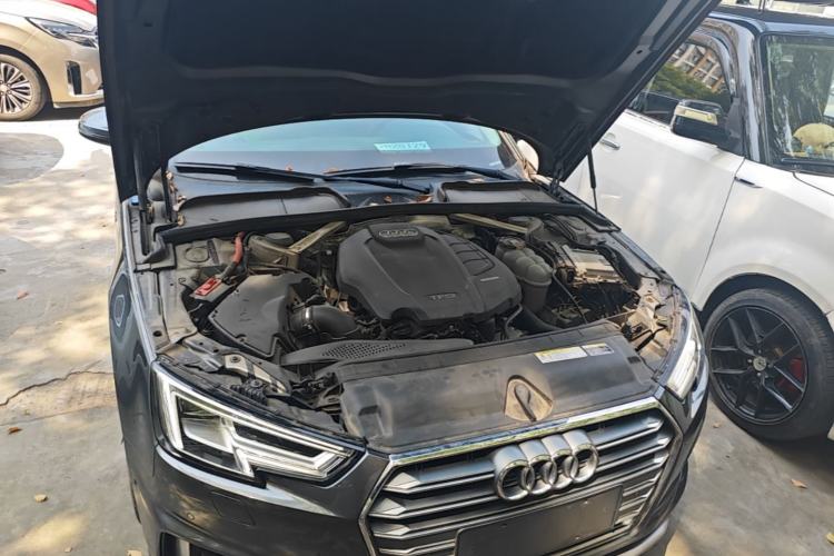 Used Audi A4L 2019 40 TFSI Fashion Edition China VI Emission Standard Engine Bay