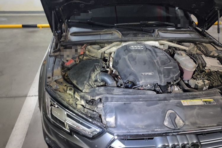 Used Audi A4L 2019 40 TFSI Fashion Edition China VI Emission Standard Engine Bay Right