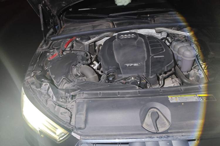 Used Audi A4L 2019 40 TFSI Fashion Edition China VI Emission Standard Engine Bay Right