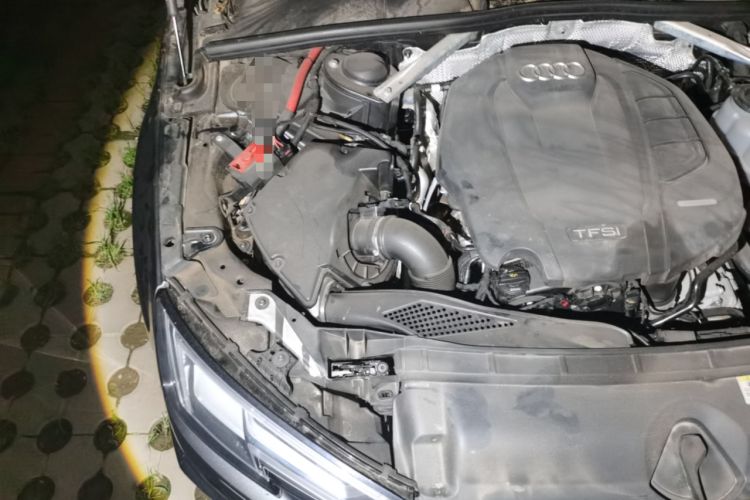 Used Audi A4L 2019 40 TFSI Fashion Edition China VI Emission Standard Engine Bay Right