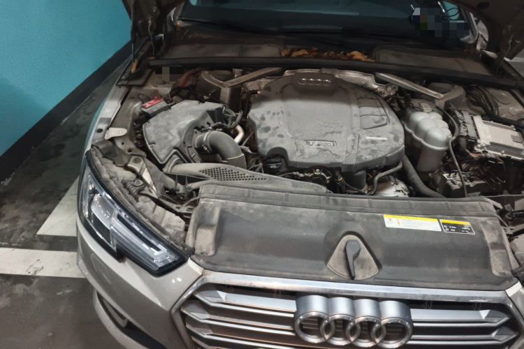 Used Audi A4L 2019 40 TFSI Fashion Edition China VI Emission Standard Engine Bay Right