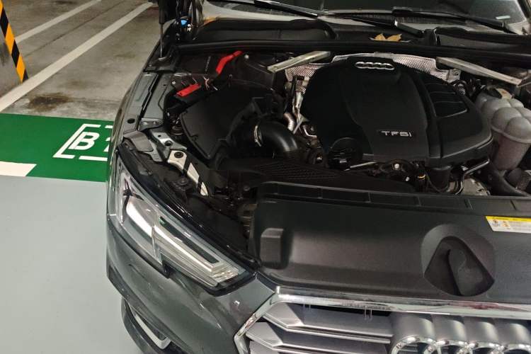 Used Audi A4L 2019 40 TFSI Fashion Edition China VI Emission Standard Engine Bay Right