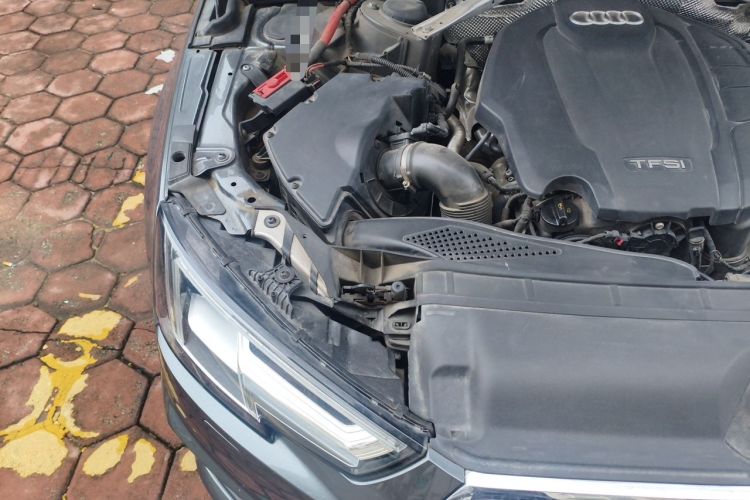 Used Audi A4L 2019 40 TFSI Fashion Edition China VI Emission Standard Engine Bay Right