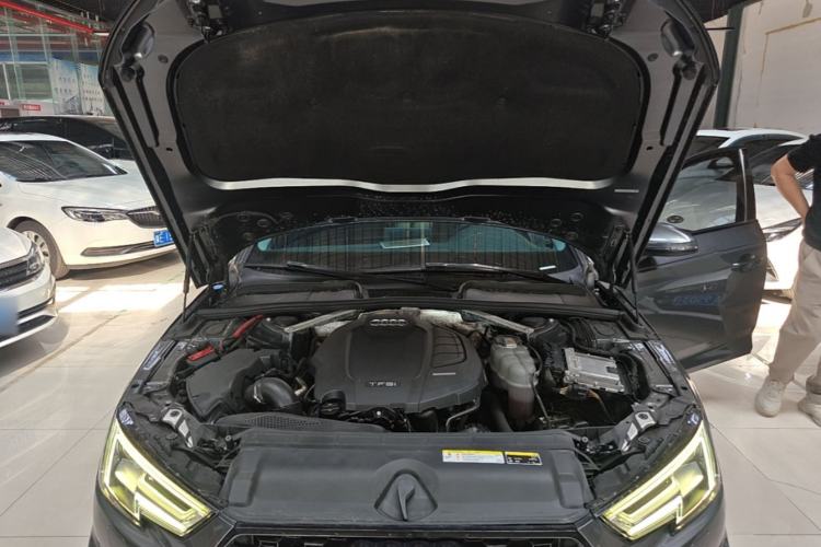 Used Audi A4L 2019 40 TFSI Fashion Edition China VI Emission Standard Engine Bay
