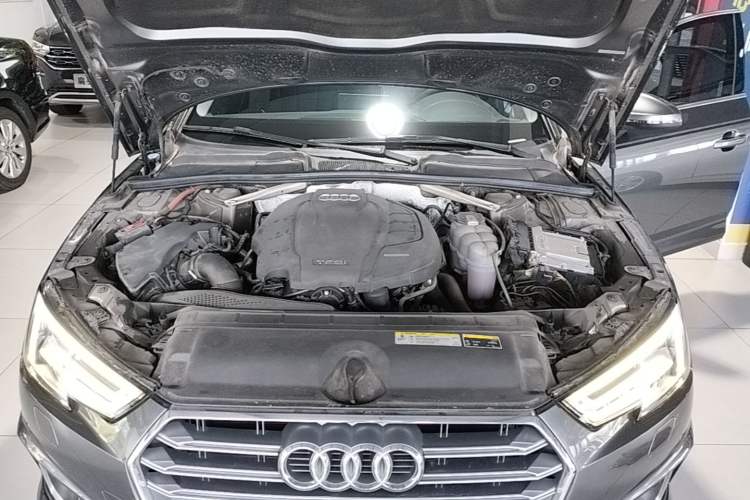 Used Audi A4L 2019 40 TFSI Fashion Edition China VI Emission Standard Engine Bay
