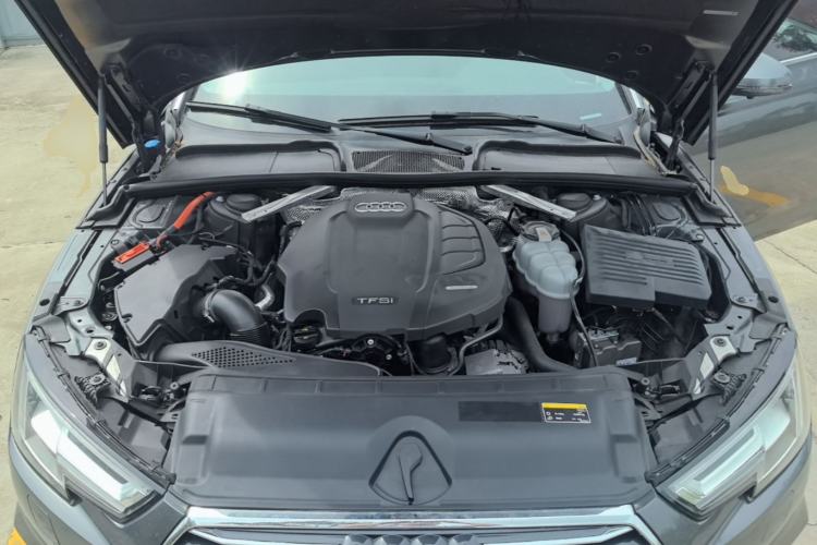 Used Audi A4L 2019 40 TFSI Ambition China VI Engine Bay