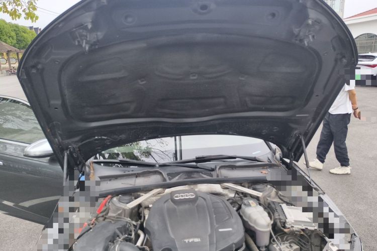 Used Audi A4L 2019 40 TFSI Fashion Edition China VI Emission Standard Engine Bay
