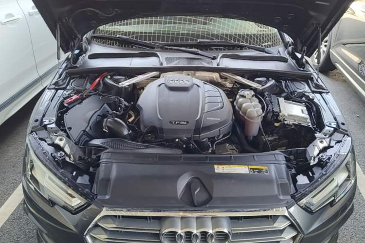 Used Audi A4L 2019 40 TFSI Fashion Edition China VI Emission Standard Engine Bay