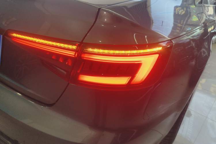 Used Audi A4L 2019 40 TFSI Fashion Edition China VI Emission Standard Exterior 3