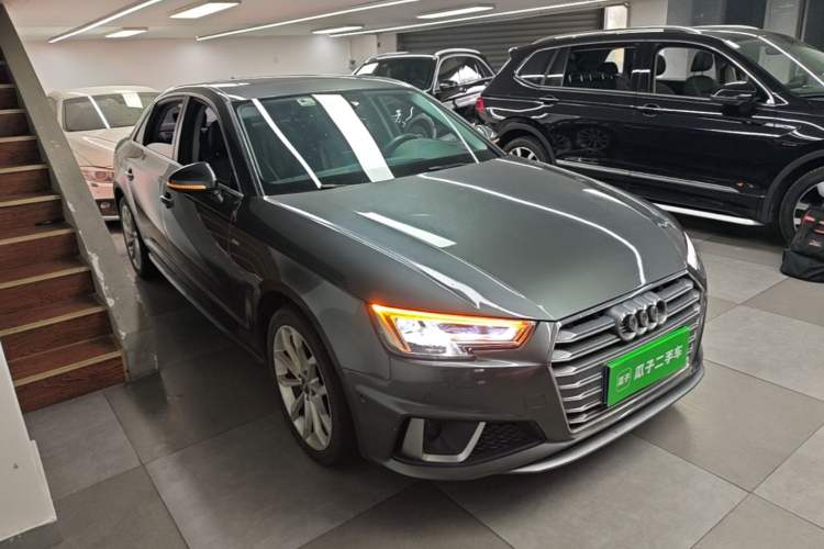 Used Audi A4L 2019 40 TFSI Fashion Edition China VI Emission Standard Front Right 45 Deg