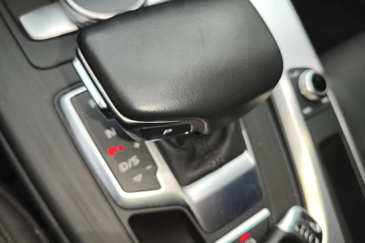 Used Audi A4L 2019 40 TFSI Fashion Edition China VI Emission Standard Gear Lever