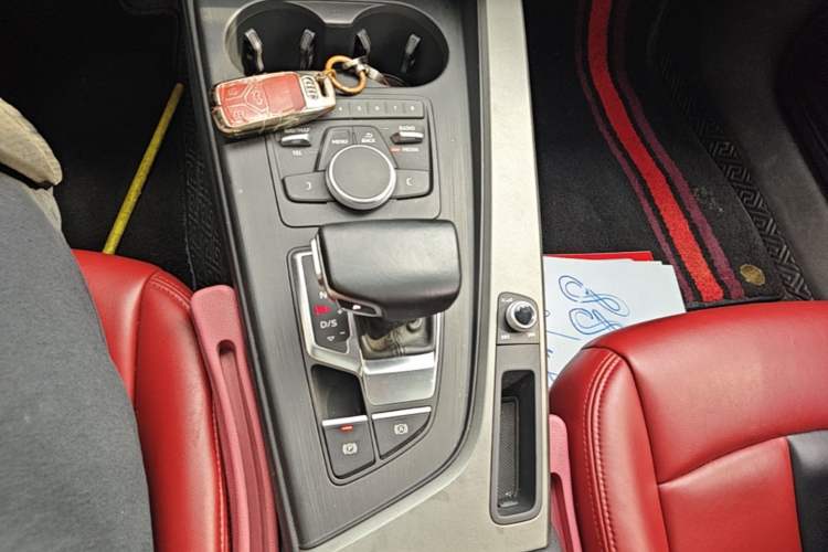 Used Audi A4L 2019 40 TFSI Ambition China VI Gear Lever