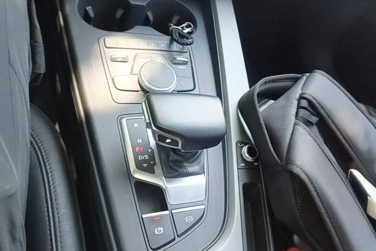 Used Audi A4L 2019 40 TFSI Ambition China VI Gear Lever