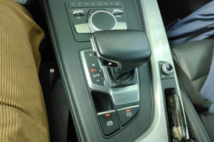 Used Audi A4L 2019 40 TFSI Fashion Edition China VI Emission Standard Gear Lever