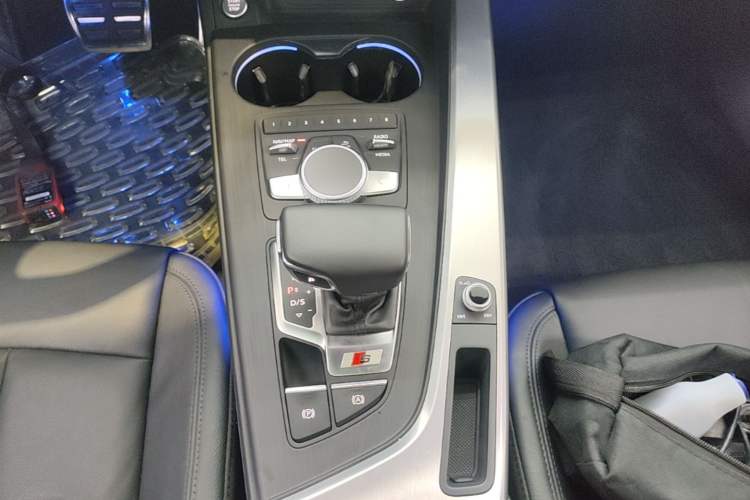 Used Audi A4L 2019 40 TFSI Fashion Edition China VI Emission Standard Gear Lever