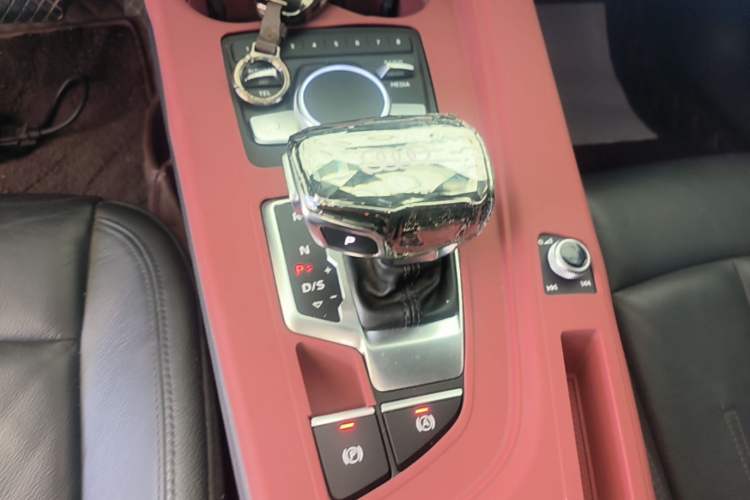 Used Audi A4L 2019 40 TFSI Fashion Edition China VI Emission Standard Gear Lever