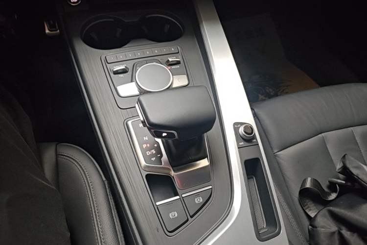 Used Audi A4L 2019 40 TFSI Fashion Edition China VI Emission Standard Gear Lever