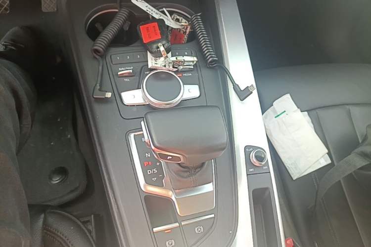 Used Audi A4L 2019 40 TFSI Fashion Edition China VI Emission Standard Gear Lever