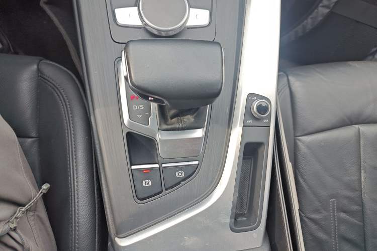 Used Audi A4L 2019 40 TFSI Fashion Version China V Gear Lever