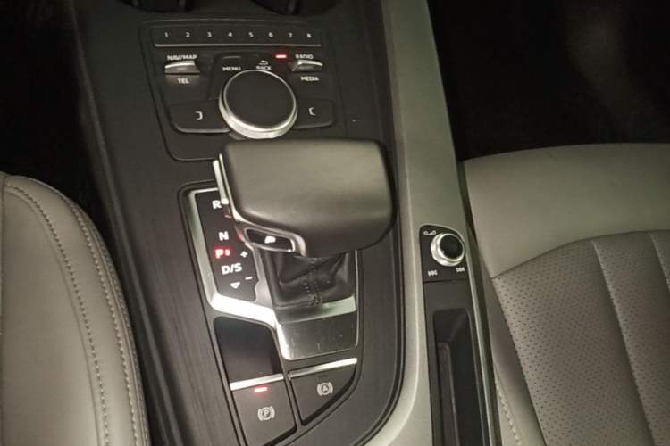 Used Audi A4L 2019 40 TFSI Ambition Version China V Gear Lever