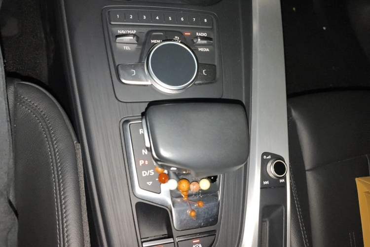 Used Audi A4L 2019 40 TFSI Fashion Edition China VI Emission Standard Gear Lever