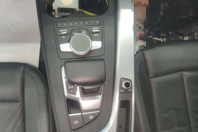 Used Audi A4L 2019 40 TFSI Fashion Edition China VI Emission Standard Gear Lever
