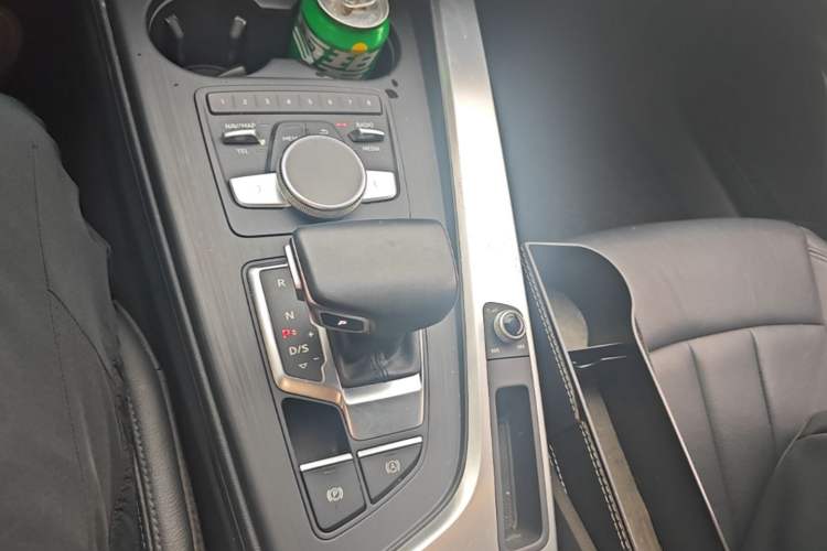 Used Audi A4L 2019 40 TFSI Fashion Edition China VI Emission Standard Gear Lever