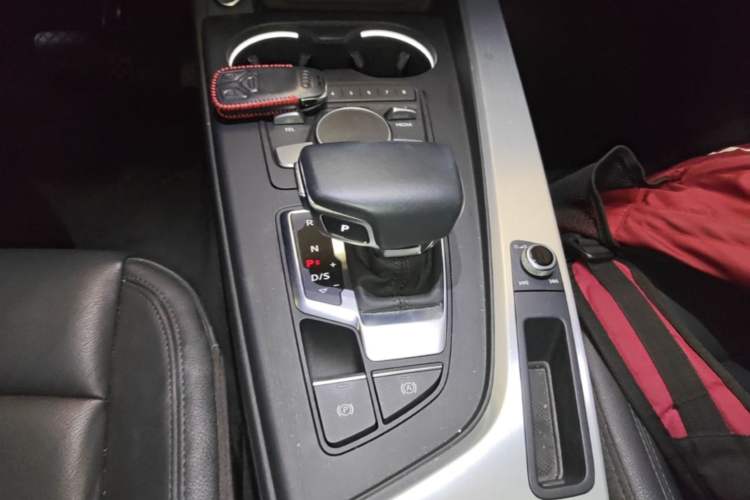 Used Audi A4L 2019 40 TFSI Fashion Edition China VI Emission Standard Gear Lever