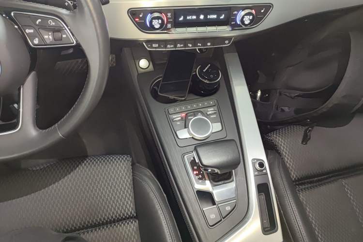 Used Audi A4L 2019 40 TFSI Sporty Version China VI Gear Lever