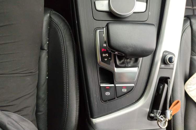 Used Audi A4L 2019 40 TFSI Fashion Edition China VI Emission Standard Gear Lever