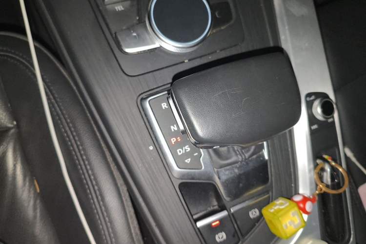 Used Audi A4L 2019 40 TFSI Fashion Edition China VI Emission Standard Gear Lever
