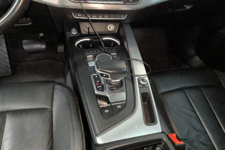 Used Audi A4L 2019 40 TFSI Fashion Edition China VI Emission Standard Gear Lever
